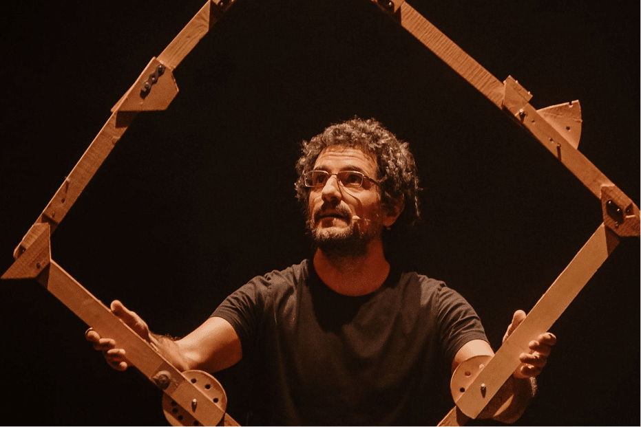 Actor amb un marc de fusta